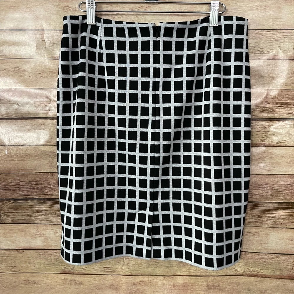 Halogen Women's Tartan Plaid Above Black White Knee Skirt Size: 10 - Picture 4 of 6